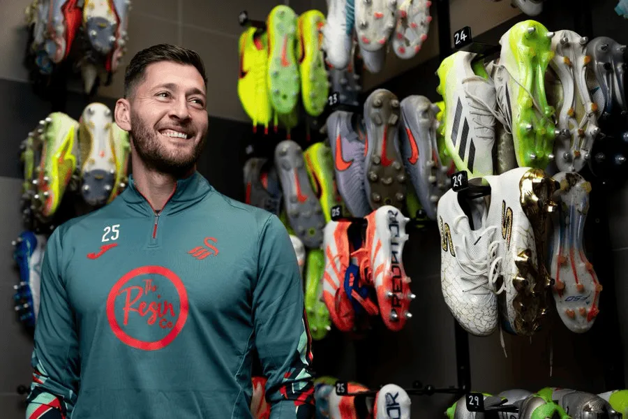 斯旺西官方：签下前水晶宫功勋后卫沃德，效力至本赛季结束