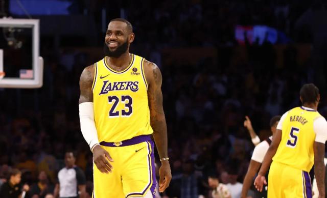 开云体育官网-关键时刻之王！38岁詹皇第21个赛季联盟最老更狠辣