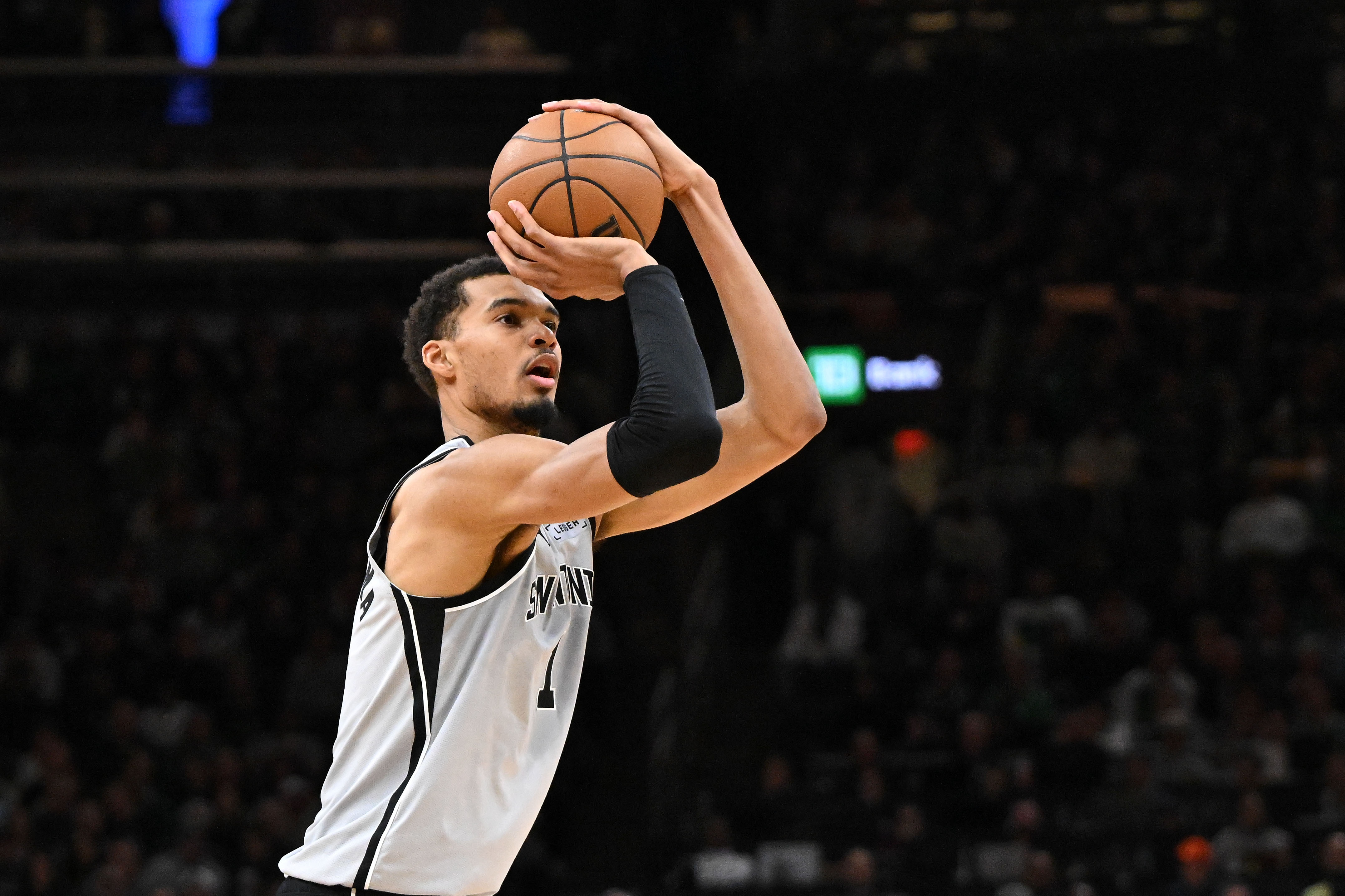 开云体育中国-全是三分对飚~马刺雄鹿第三节外线接连发炮 文班迎射特纳打停雄鹿