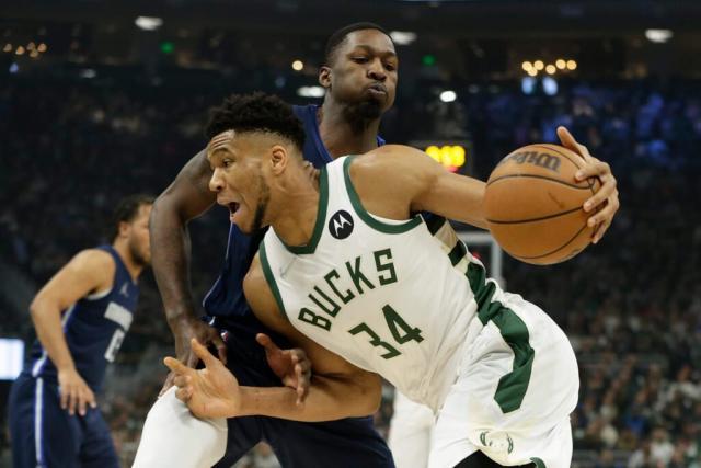 开云体育入口-师徒相见不留情面 基德狠夹字母冰封雄鹿进攻